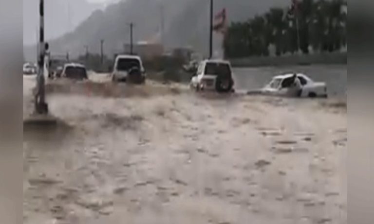 بالفيديو : المياه تغرق شوارع الإمارات