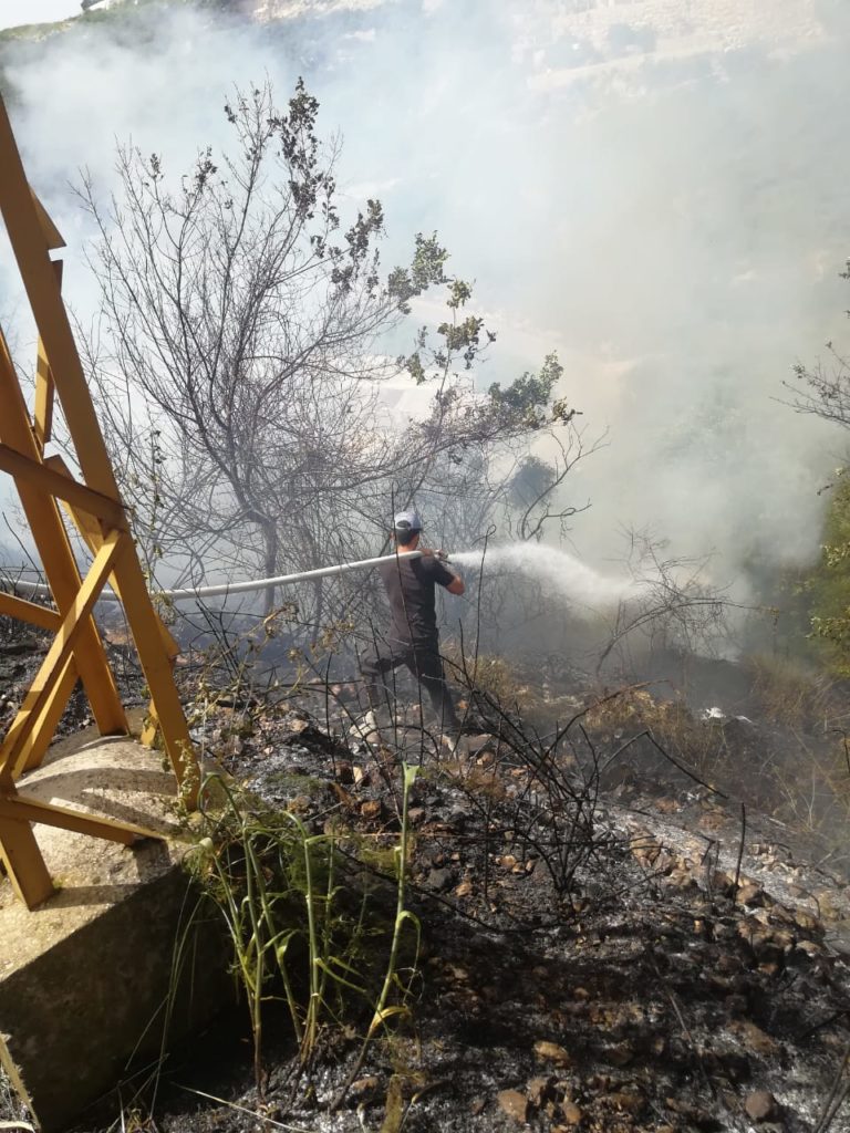 إخماد حريق في بنتاعل