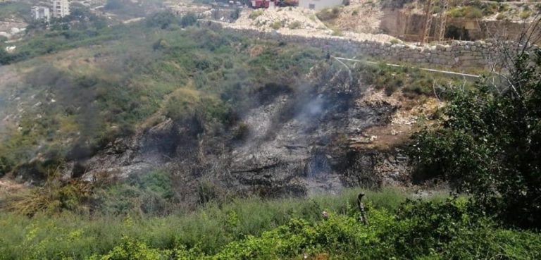 اخماد حريق اعشاب و اشجار حرجية في نهر ابراهيم.