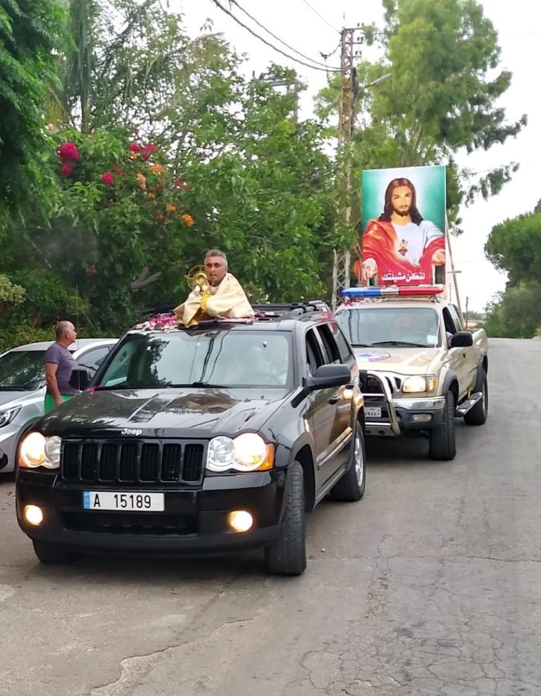 جدايل تختتم شهر قلب يسوع بتطواف القربان المقدس