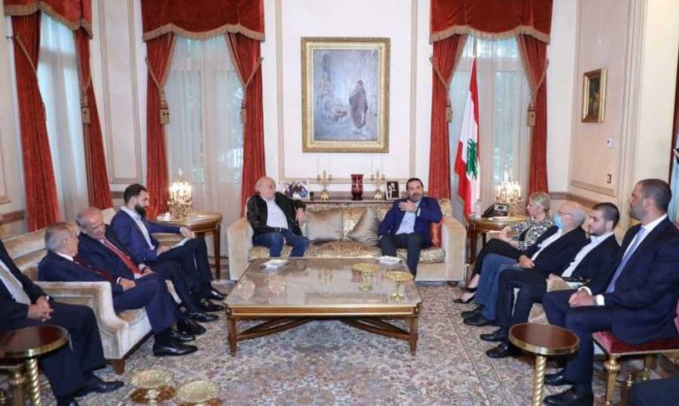 جنبلاط من بيت الوسط: سيشارك في لقاء بعبدا و”لن نفقد الأمل”.. الحريري: في الانهيار الحوار “لا ينفع بدون نتائج”