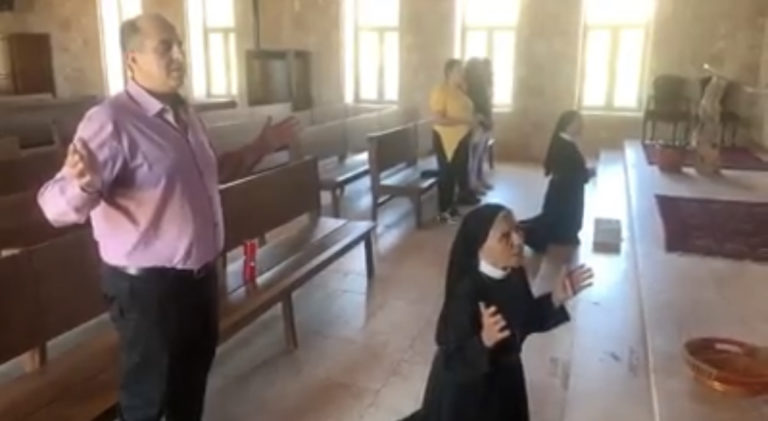 بالفيديو- فادي خيرو يزور دير القديسة رفقا في دير الأحمر ويساهم  ببنائه.