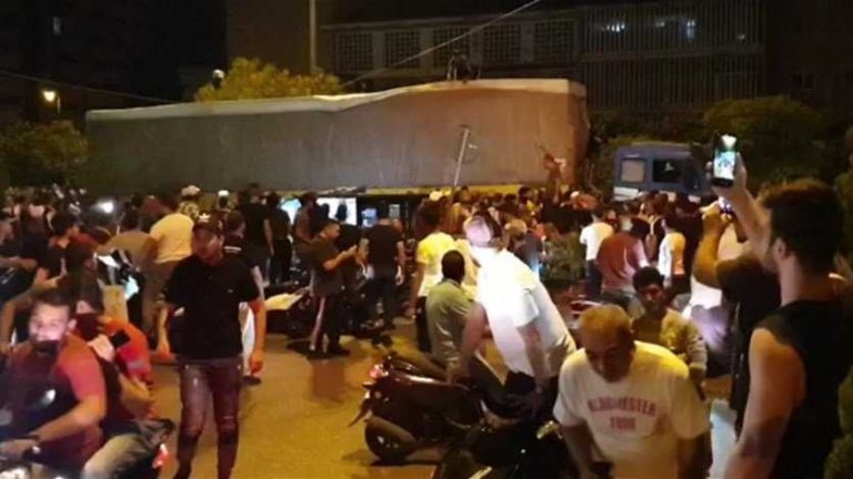 الجيش يمنع محتجين من السيطرة على شاحنتين في طرابلس