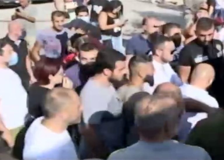 اشكال عنيف وتضارب امام سراي جونية