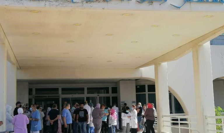 اعتصام لموظفي مستشفى الحريري: سنبدأ تدريجياً بعدم استقبال مرضى