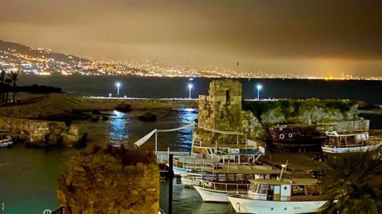 بلدية جبيل-بيبلوس: أضاءت سنسول الميناء بمصابيح على الطّاقة الشمسيّة