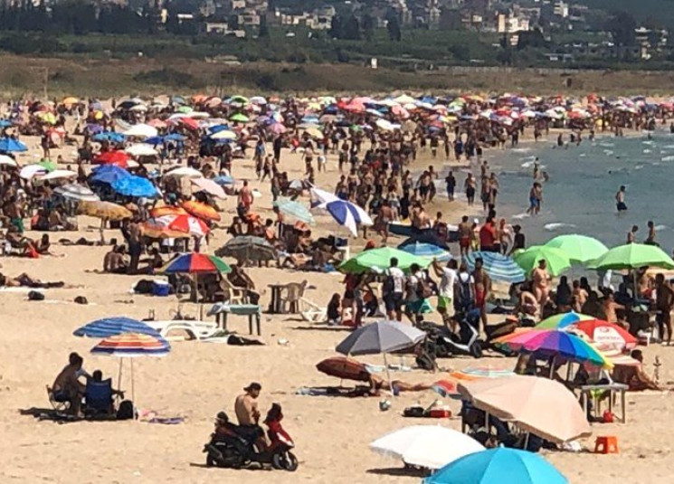 بالفيديو: زحمة لا مثيل لها على شاطئ صور… لا وقاية من كورونا