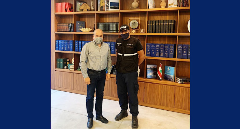 تهنئة من رئيس بلدية جبيل لأحد عناصر شرطة البلدية على ممارسته لواجبه المهني بشكل مسؤول.