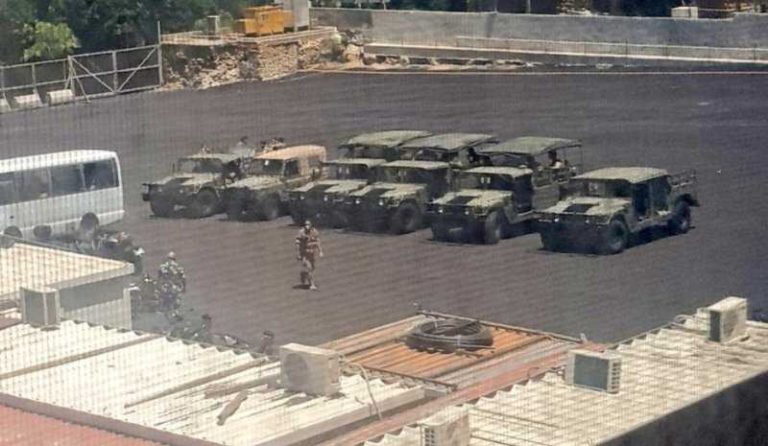 بالصور: تسريح 850 موظفا من مستشفى الجامعة الاميركية.. دموع وحزن وأسف