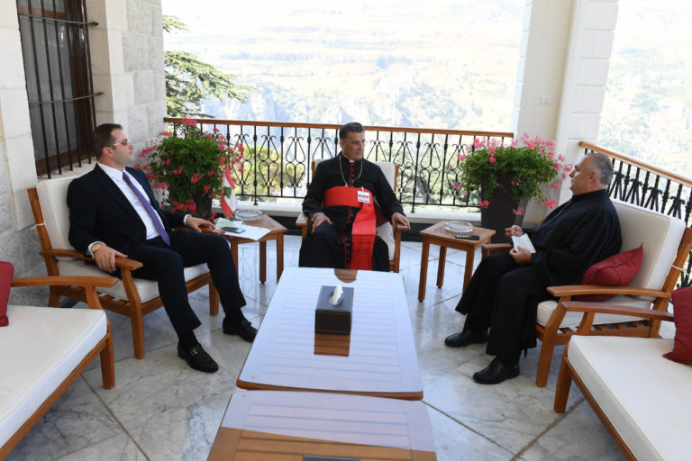 ‎القيم الابرشي الخوري فادي الخوري ورئيس بلدية بلاط عبدو العتيق في الديمان.
