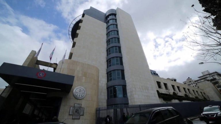 كاهن دخل قسم الطوارئ بسبب ألم في ركبتيه والنتيجة أتت صادمة… مستشفى الروم عزل 20 طبيباً وممرضاً!