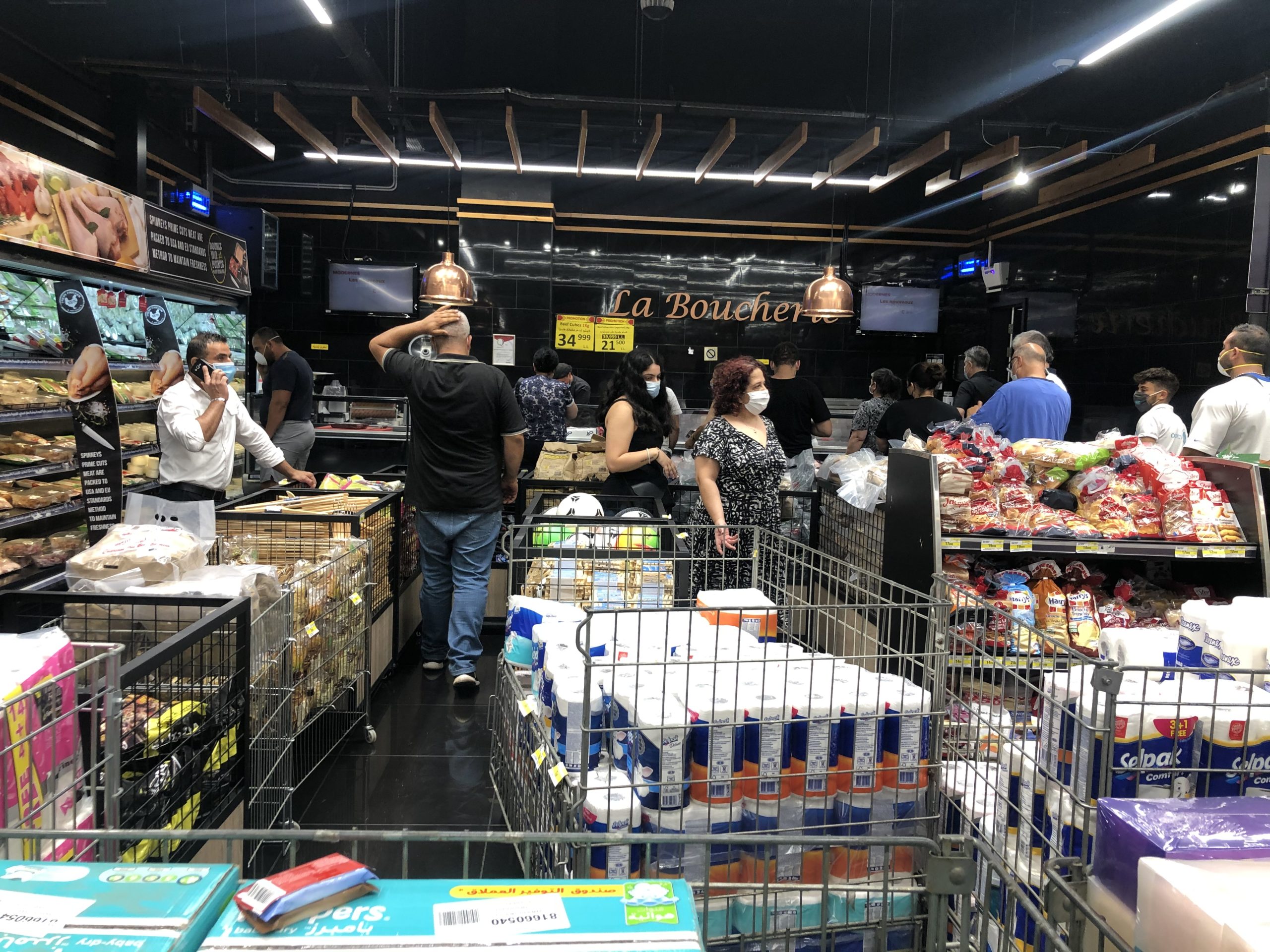 ‎ بالصور : اقبال كثيف  على برادات اللحوم في السوبرماركات في جبيل