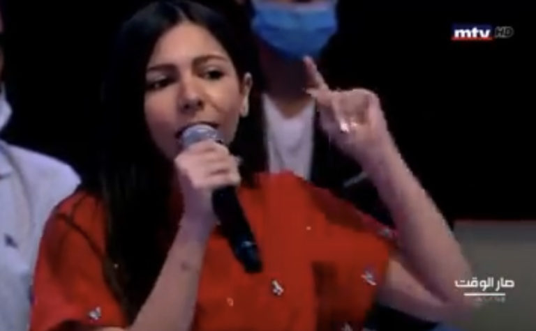 بالفيديو : جميلة خضر تصرخ في وجه الوزير ريمون غجر: “مابدنا سلة غذائية ولا بدنا منكن كهربا، استقيل وانزال عالثورة معنا”