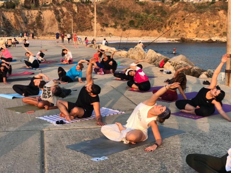 ‏‎صفّ يوغا مجّاني عند سنسول ميناء جبيل