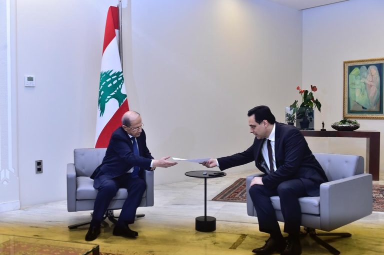 دياب مغادراً قصر بعبدا: الله يحمي لبنان هيدا اللي بقدر قولو!