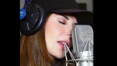 ملكة جمال لبنان كليمانس أشقر تغنّي للبنان.. إستمعوا إلى جمال صوتها