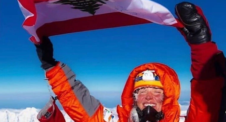 بطلة من لبنان تتسلق القمم… والهدف مساعدة أطفال بيروت!