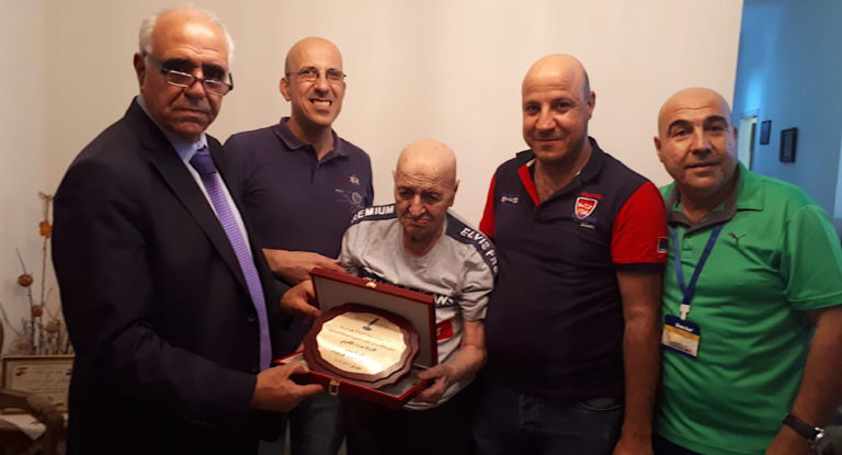 ‎نقيب المحررين الاستاذ جوزف القصيفي يمنح المعمّر طاطيوس طوباليان درعًا تكريمية في عيده المئة وثماني سنوات.