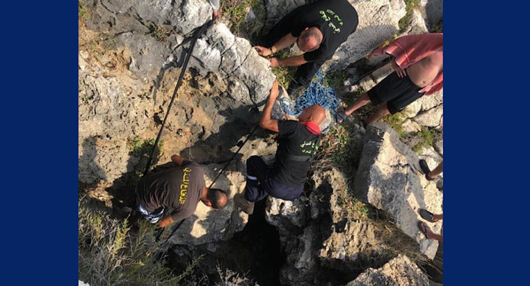 في عمشيت.. تمكنوا من إنقاذهم بعدما جرفتهم الأمواج العالية