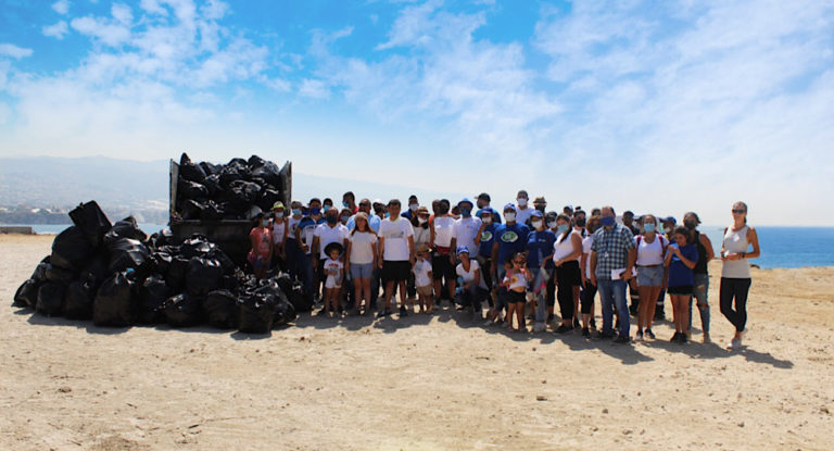 موظّفو وعمّال أي بي تي ينظّفون شاطئ عمشيت في “يوم النظافة العالمي”