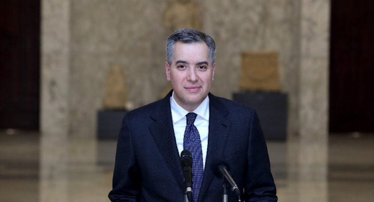 أديب في وضع لا يُحسد عليه