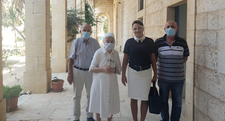 قائمقام جبيل تتفقد مركز الحجر الصحي داخل مستشفى مار مخايل في عمشيت