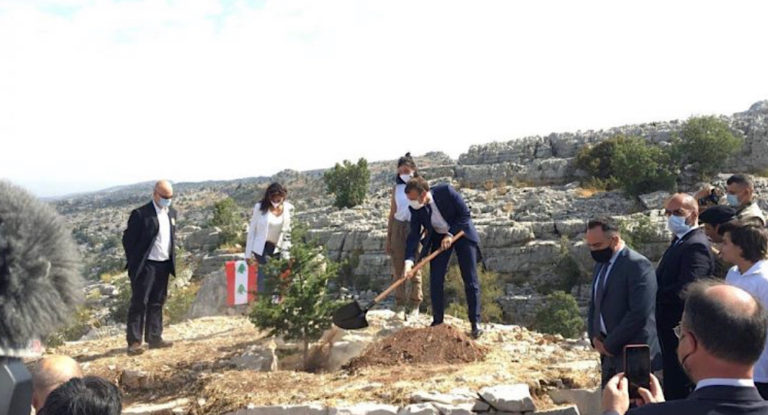 ماكرون يزرع شجرة أرز في محمية جاج… وعرض جوي بألوان العلم اللبناني