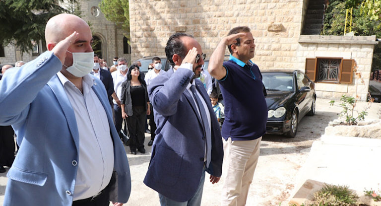 ‎أمين عام حزب الكتائب اللبنانية يضع اكليلاً من الغار على لوحة شهداء المجدل وغداء على شرفه