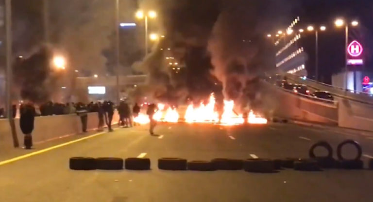 تجمعات وقطع طرقات احتجاجا على تكليف الحريري