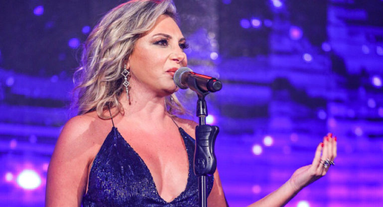 ‎نادين شماس تتألق على المسرح … وتغنيّ الحب، الإيجابية ولبنان!