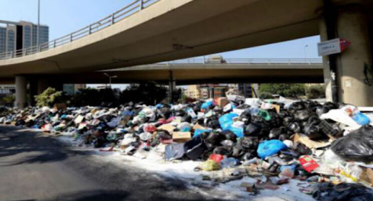 بالفيديو – تكدّس النفايات في الضاحية الجنوبية لبيروت.. وغضب شعبي