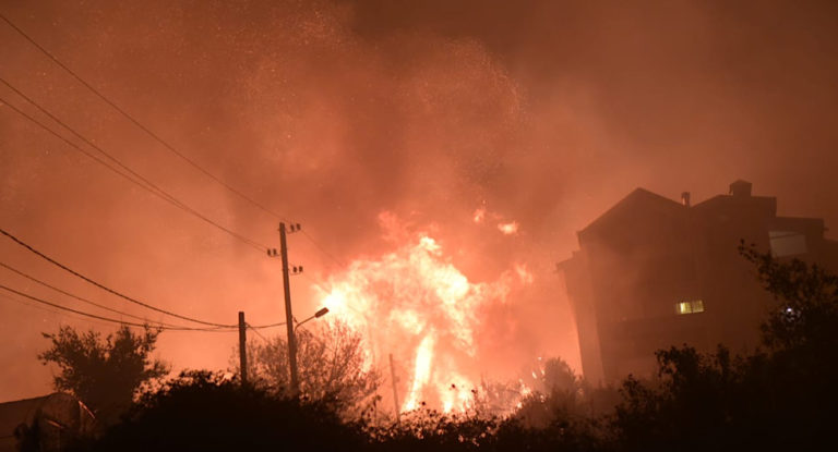 إخماد حريق كبير في بنتاعل الجبيلية ومراكز الدفاع المدني والاهالي يهبون للمساعدة