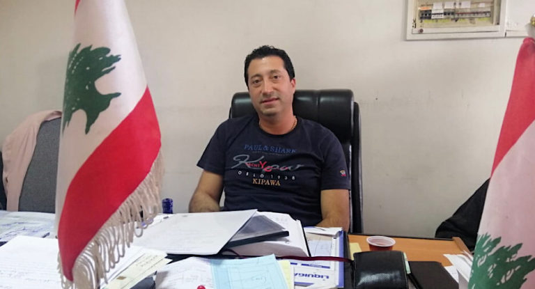 ‏‎مختار هابيل جورج جعاره  يقدّم المحروقات لآليات الدفاع المدني في جبيل