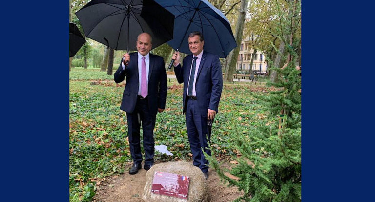 رئيس بلديّة جبيل في فرنسا تخليداً لذكرى أرواح ضحايا انفجار بيروت