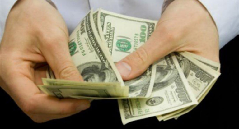 كم بلغ سعر الدولار في السوق السوداء اليوم؟