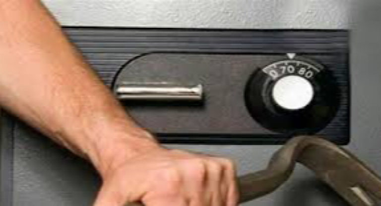 بالفيديو-بعد 30 سنة… سارقٌ يُعيد ما سرقه مع اعتذار