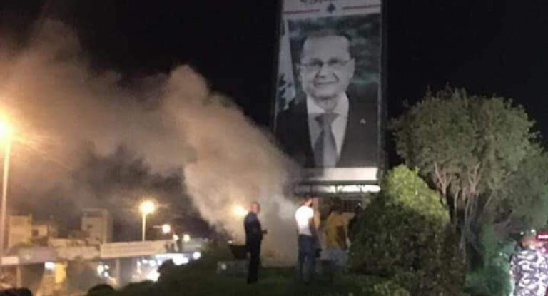 بالصور: محاولة احراق صورة الرئيس عون في عمشيت و القوى الأمنية تستنفر