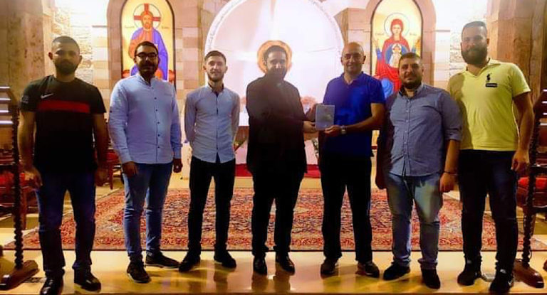 ‎الأب دافيد ملكي يقدم عمله الجديد “جذور لا تموت” لمدير إكليريكية سيدة النجاة الشرفة