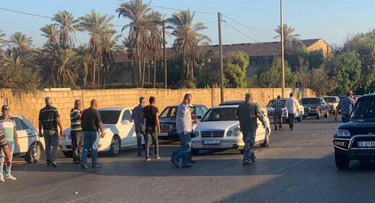 بالصور: يوم “الغضب والرفض” يقطع الطرقات