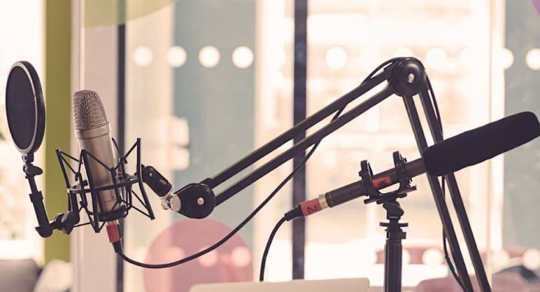 مشادة كلامية في احدى الاذاعات المرموقة