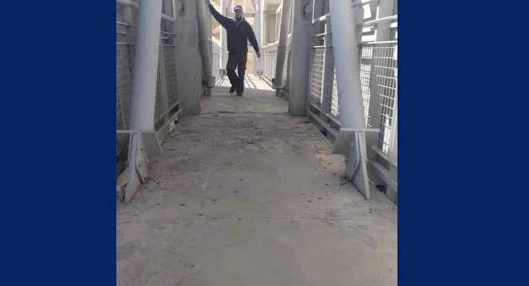 اعادة تركيب جسر المشاة في جبيل