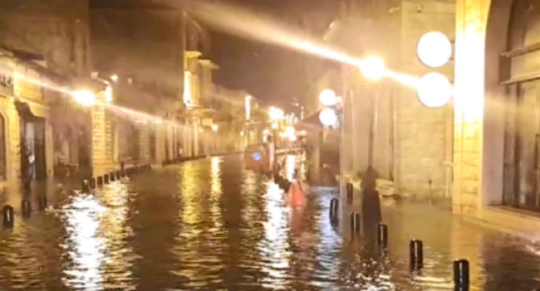 “بلشت الشتوية”… شوارع تغرق بالمياه وانهيار سقف كنيسة