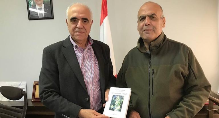 العميد توفيق يزبك يقدم كتابه الشعري لنقيب محرري الصحافة جوزف القصيفي