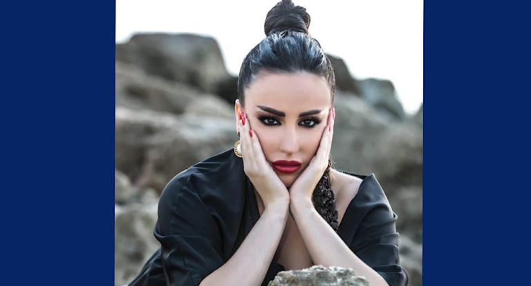 بالصور- ليال الخوري تطل من خلف صخور شاطىء البحر  باطلالة رائعة!