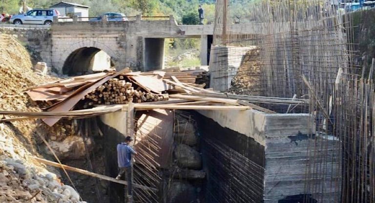 القوى الأمنية توقف الأعمال في مجرى نهر غلبون