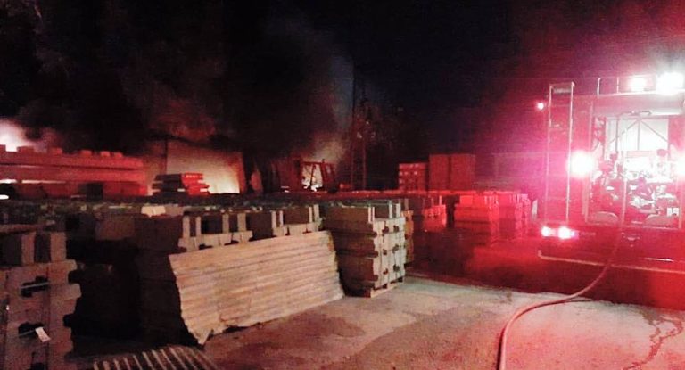 إخماد حريق داخل معمل في نهر إبراهيم