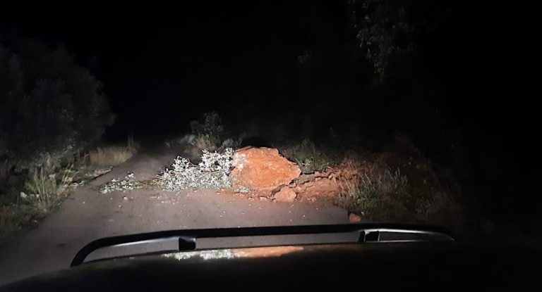 سقوط صخور واتربة على طريق بنتاعل جربتا جراء العاصفة