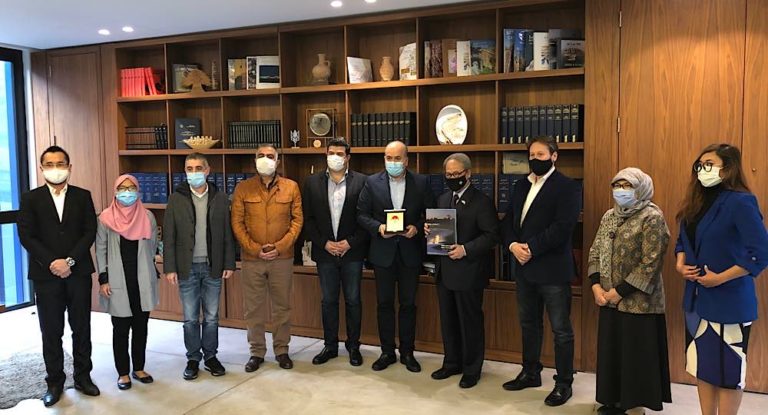 السفير الأندونيسي يزور رئيس بلدية جبيل للبحث في توقيع اتفاقية توأمة