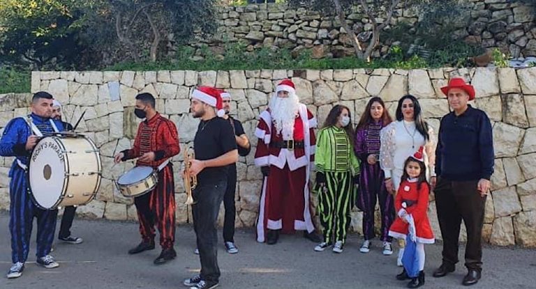 في زمن الميلاد، خيرو يرسم بسمة على وجه ٥٣٠٠ عائلة حرمت منها