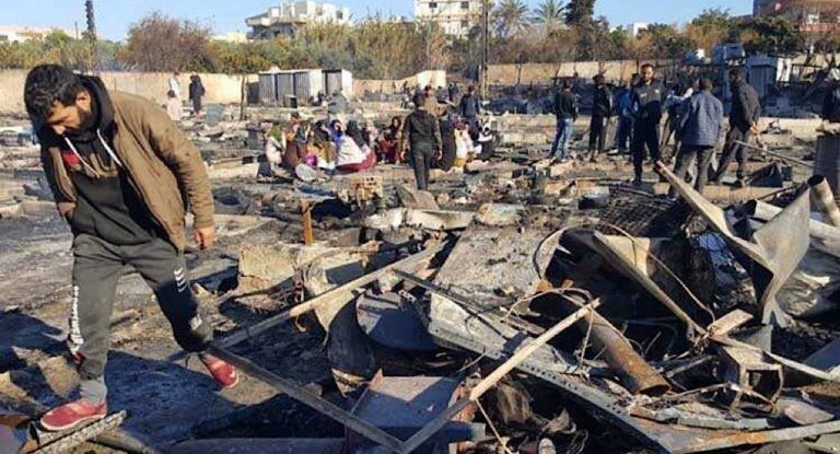 هكذا بدا مخيم النازحين في المنية بعد احراقه ليلا!